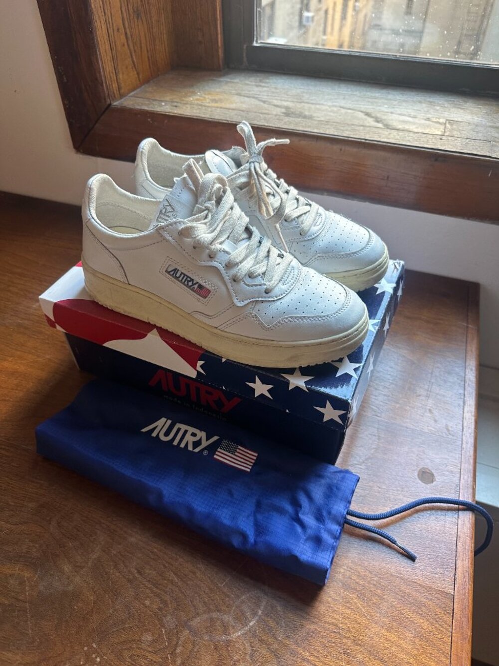Autry Medalist Low Sneaker in White Leather - Picture 2 of 6